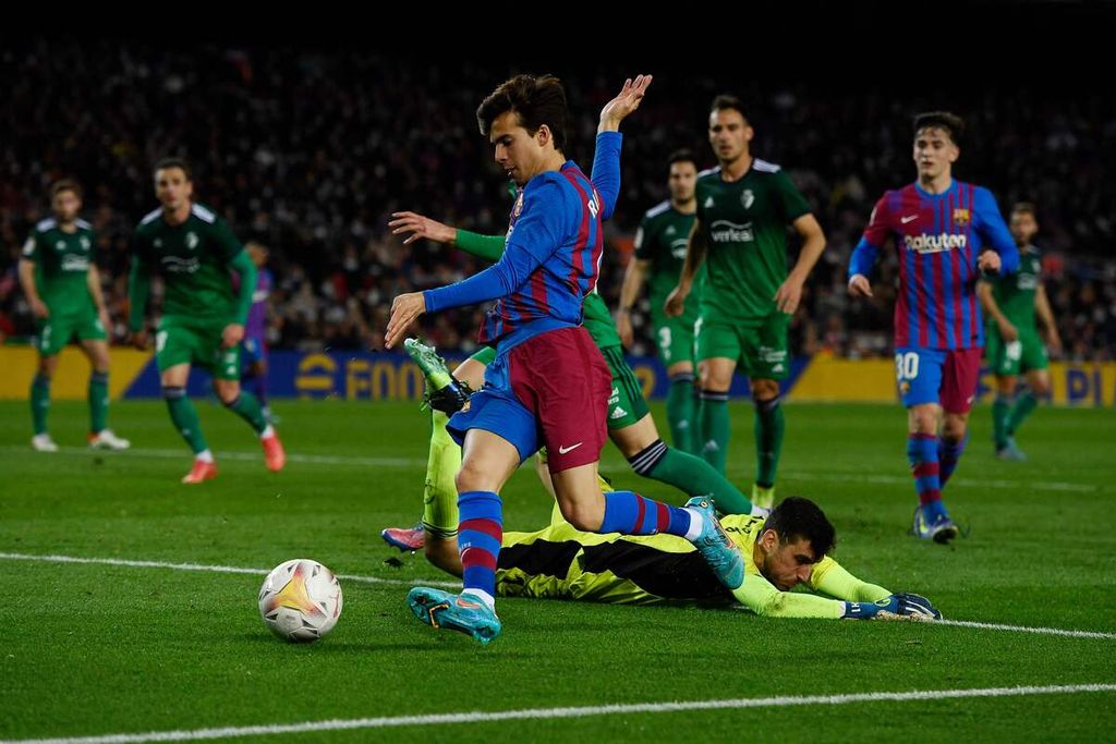 Pemain Barcelona, Riqui Puig, melepas tendangan untuk mencetak gol ke gawang Osasuna pada laga Liga Spanyol di Stadion Camp Nou, Barcelona, Senin (14/3/2022). Pada laga itu, Barcelona menang dengan skor 4-0. 