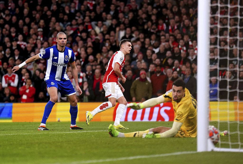 Penyerang Arsenal, Leandro Trossard (tengah), mencetak gol ke gawang Porto, Rabu (13/3/2024) dini hari WIB. 