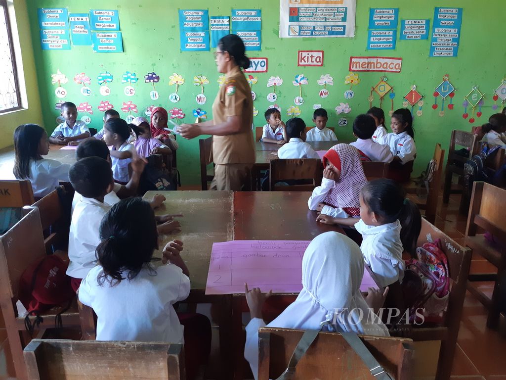 Suasana di kelas 1 di SD Negeri Waikelo, Kabupataen Sumba Barat Daya, Nusa Tenggara Timur pada akhir Mei 2022. Siswa perempuan bebas memilih seragam sekolah yang akan dikenakan. Ruang perjumpaan di sekolah pada keberagaman menguntung siswa di masa depan.