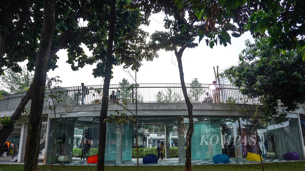 Suasana bangunan dan pepohonan di tengah Taman Literasi Martha Christina Tiahahu, Blok M, Jakarta Selatan, Minggu (18/9/2022).