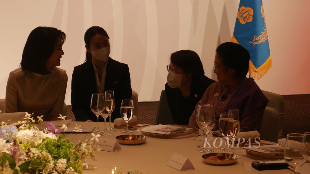 Presiden kelima RI Megawati Soekarnoputri (kanan) berbincang-bincang dengan istri Presiden ke-13 Korea Selatan Yoon Suk-yeol, Kim Kun-hee (kiri) dalam jamuan makan malam di hotel The Shilla, Seoul, Selasa (10/5/2022) malam.