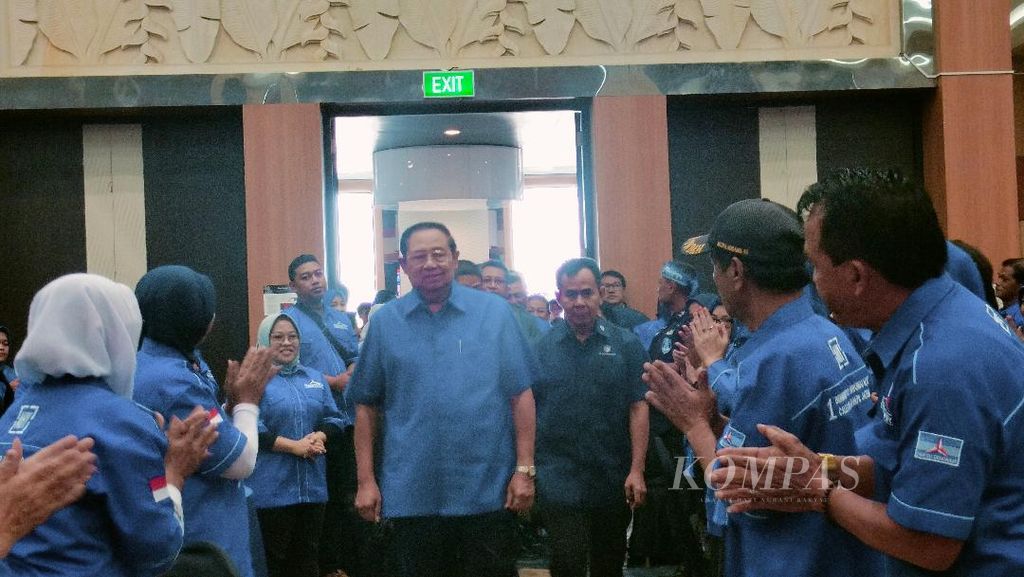 Ketua Majelis Tinggi Partai Demokrat Susilo Bambang Yudhoyono memasuki ruangan di acara temu kader Partai Demokrat di Hotel Atria Magelang, Jawa Tengah, Selasa (12/12/2023).