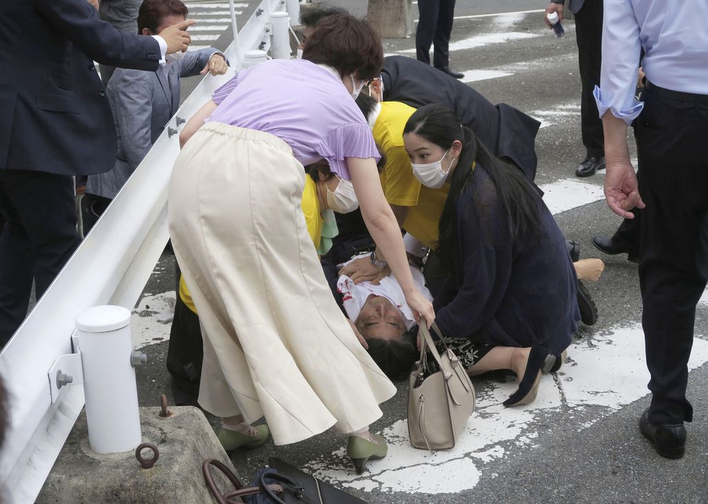 Mantan Perdana Menteri Jepang Shinzo Abe (tengah) terkapar di jalan di Nara, Jepang barat, Jumat (8/7/2022). Televisi NHK melaporkan, ia mengalami gagal jantung setelah kemungkinan ditembak saat berpidato dalam kampanye menjelang pemilihan anggota Majelis Tinggi Parlemen, yang dijadwalkan berlangsung pada Minggu (10/7/2022). 