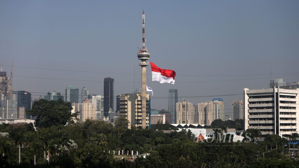 Bendera Merah Putih berukuran 1.000 meter persegi berkibar di Menara TVRI, Jakarta, Kamis (27/8/2020). Pengibaran bendera raksasa tersebut menandai peringatan ulang tahun ke-58 TVRI yang berbarengan dengan peringatan ulang tahun kemerdekaan ke-75 Indonesia merdeka. Bendera yang bekibar di menara setingga 147 meter tersebut dicatat oleh Museum Rekor Indonesia (MURI) sebagai bendera terbesar. Ulang tahun TVRI sendiri diperingati setiap tanggal 24 Agustus.