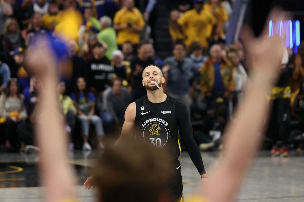 Reaksi pemain Golden State Warriors, Stephen Curry, setelah rekannya, Jordan Poole (tidak tampak), gagal mengeksekusi lemparan 3 poin pada pertandingan pertama babak semifinal Wilayah Barat <i>playoff</i> NBA antara Warriors dan LA Lakers di Chase Center, San Francisco, Rabu (3/5/2023) WIB. 
