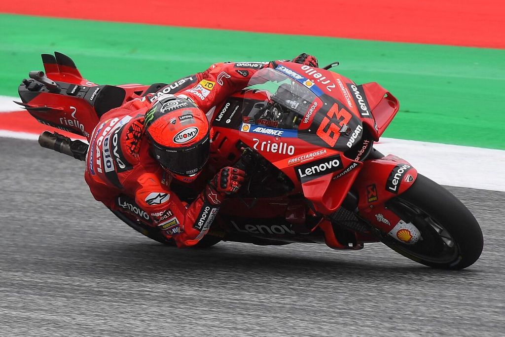 Pebalap tim Ducati Francesco Bagnaia memacu motornya pada sesi kualifikasi MotoGP seri Austria di Sirkuit Red Bull Ring, Spielberg, Austria, Sabtu (20/8/2022). Bagnaia menempati posisi start kedua saat lomba. 