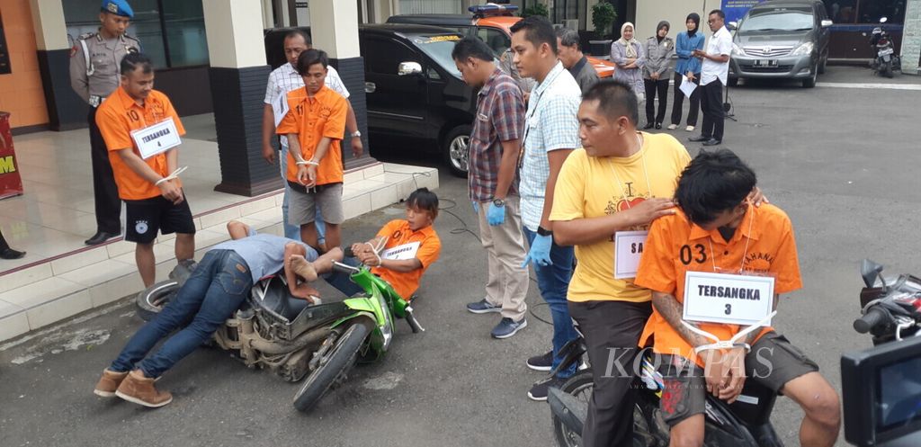 Para tersangka kasus pengeroyokan hingga korban tewas memeragakan kronologi pengeroyokan di Polres Cilacap, Jumat (1/2/2019).