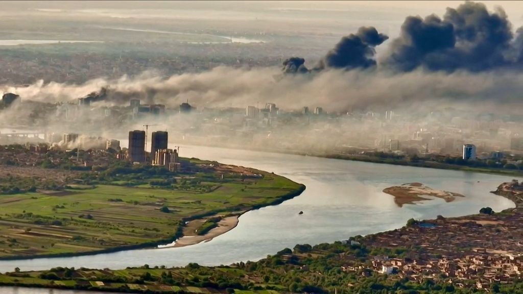 Dalam foto yang diambil dari video AFPTV pada 19 April 2023 ini, asap menutupi Khartum, ibu kota Sudan. Asap itu merupakan hasil ledakan dan tembak-menembak di antara kubu yang berkonflik di Sudan. 