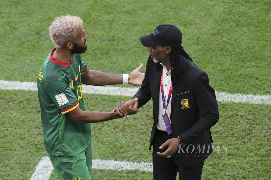 Pemain Kamerun Eric Maxim Choupo-Moting berjabat tangan dengan Pelatih Kamerun Rigobert Song saat bertanding melawan Swiss di babak fase Grup G Piala Dunia 2022 di Stadion Al Janoub, Qatar, Kamis (24/11/2022). Swiss menang 1-0. 