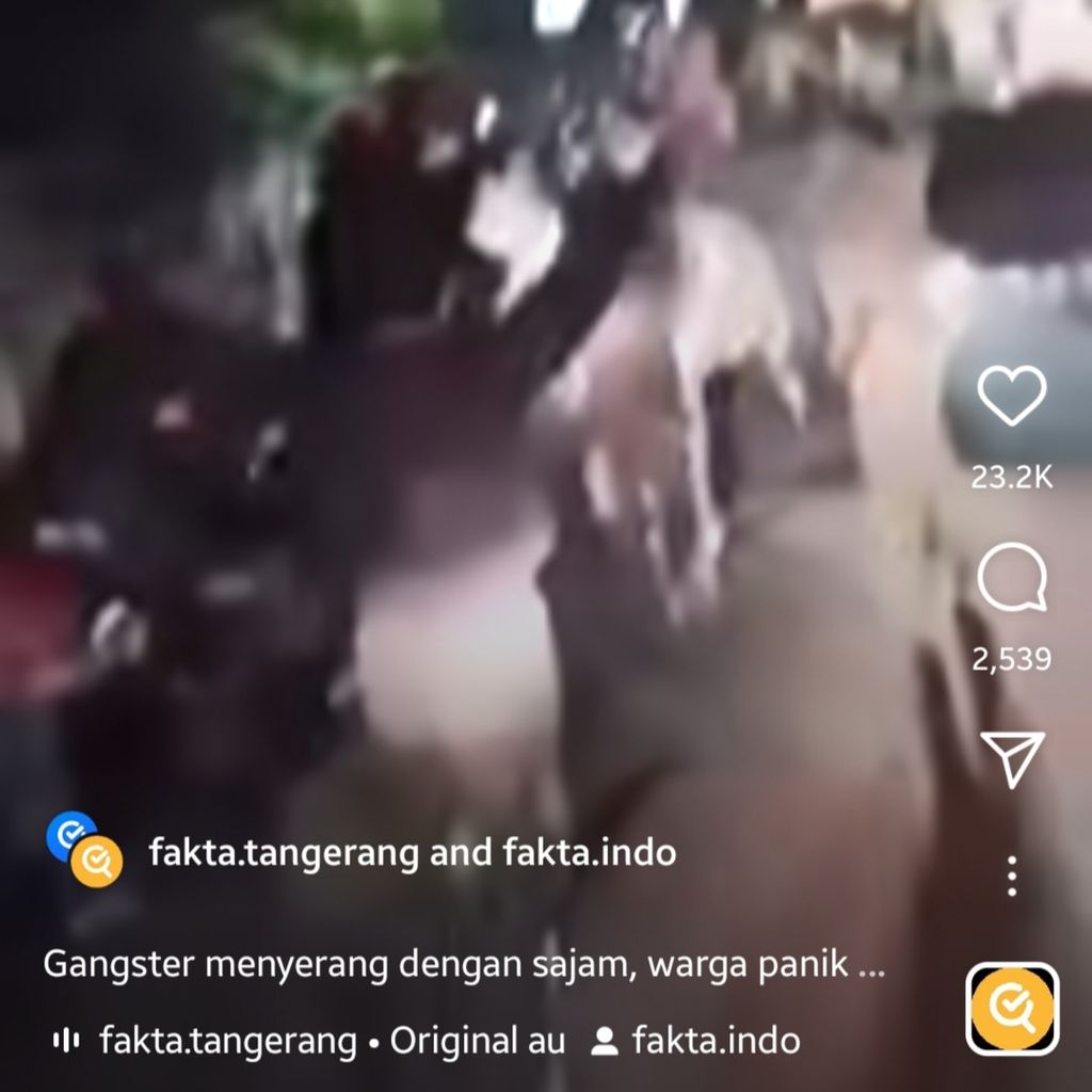 Cuplikan video amatir dalam kejadian penyerangan warga oleh remaja bersenjata tajam di daerah Cipadu, Tangerang, Banten, Minggu (5/2/2023) dini hari.