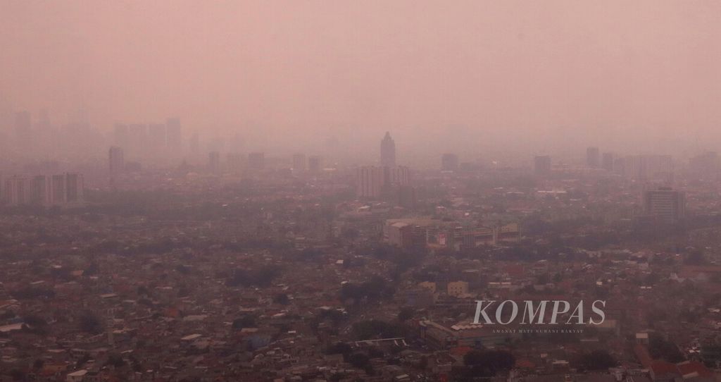 Pemandangan polusi cuaca di sekitar Jakarta pada siang hari, Sabtu (2/9/2023). Berdasarkan Air Quality Index (AQI) untuk wilayah DKI Jakarta dalam situs IQAir pada Sabtu (2/9/2023) pukul 08.00 WIB, indeks kualitas udara untuk wilayah DKI Jakarta masuk kategori tidak sehat, yakni berada di angka 177 dengan konsentrasi parameter PM 2.5. Konsentrasi PM2.5 di Jakarta saat ini 21,1 kali nilai panduan kualitas udara tahunan WHO. Kondisi tersebut tak berbeda jauh dengan indeks kualitas udara pada beberapa hari sebelumnya.