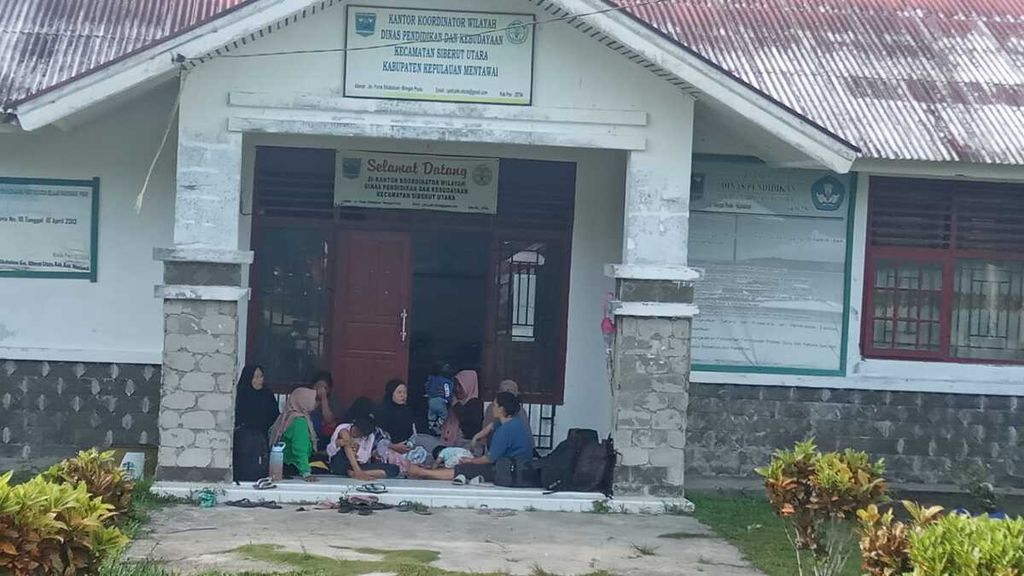Warga mengungsi di Kantor Koordinator Wilayah Dinas Pendidikan dan Kebudayaan Kecamatan Siberut Utara, Kepulauan Mentawai, Sumatera Barat, seusai gempa M 6,2 dan M 5,4 mengguncang kawasan itu, Minggu (11/9/2022).