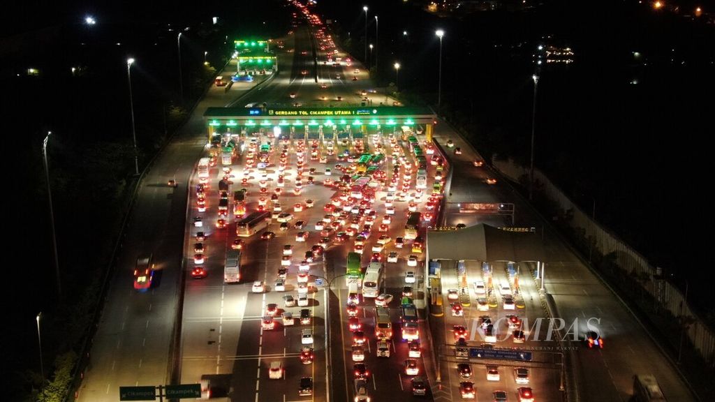 Kendaraan dari arah Jakarta memasuki Gerbang Tol Cikampek Utama di Kilometer 70 Jalan Tol Jakarta-Cikampek, Kamis (28/4/2022) pukul 23.00. Kepadatan lalu lintas saat arus mudik melalui Jalan Tol Jakarta-Cikampek mulai meningkat pada malam hari dan hingga pukul 23.00 WIB relatif masih lancar.