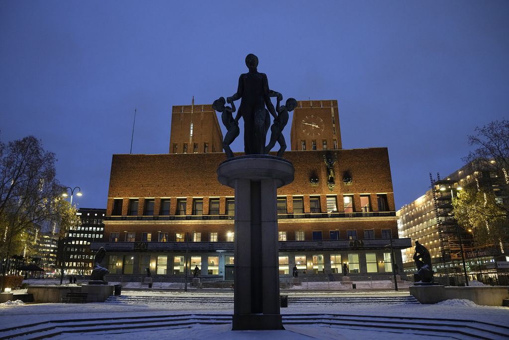 Pemandangan Oslo City Hall, lokasi upacara penganugerahan Nobel Perdamaian, di Norwegia. Foto diambil 9 Desember 2021, (AP Photo/Alexander Zemlianichenko, File)