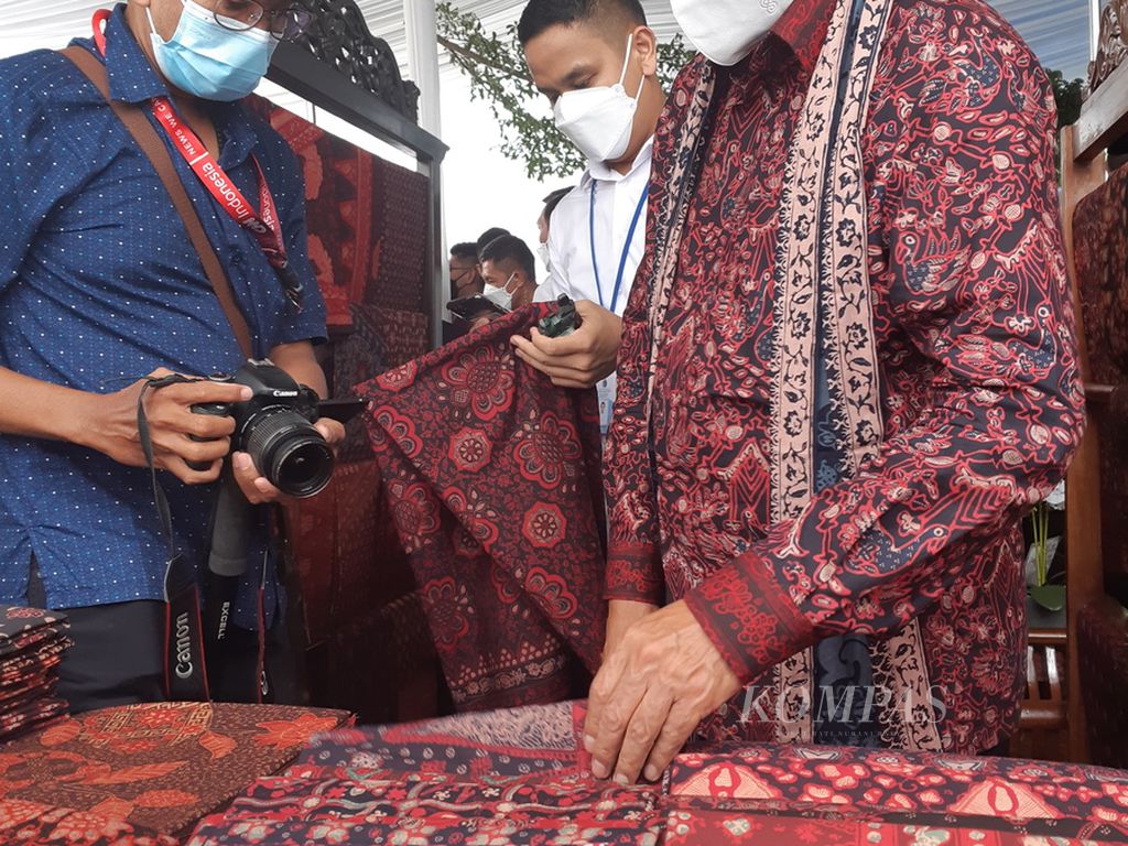 Menteri Perhubungan Budi Karya Sumadi melihat-lihat kain batik Jambi dalam peluncuran Bangga Buatan Indonesia di Bandara Sultan Thaha, Jambi, Rabu (19/1/2022). Pemerintah mendorong UMKM tumbuh melesat hingga menjangkau pasar global.