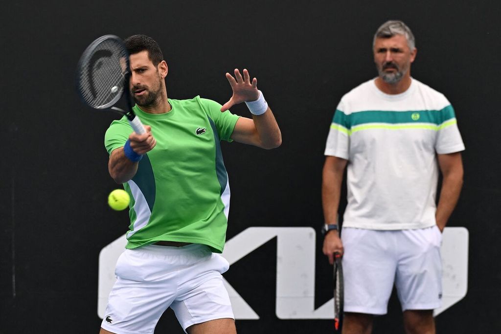 Petenis Serbia, Novak Djokovic, mengikuti sesi latihan bersama pelatihnya, Goran Ivanisevic (kanan), di Melbourne, Australia, Kamis (25/1/2024).