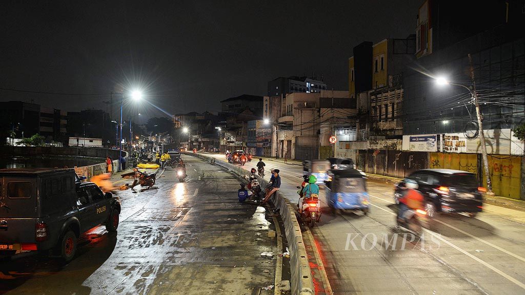 Jalan Jatinegara Barat, Jakarta Timur, Selasa (6/2) pukul 20.26, sudah dapat dilalui kembali oleh kendaraan. Sebelumnya, Selasa pukul 06.41, jalan itu tidak bisa dilalui karena banjir dan berangsur surut sekitar tiga jam kemudian (kanan).