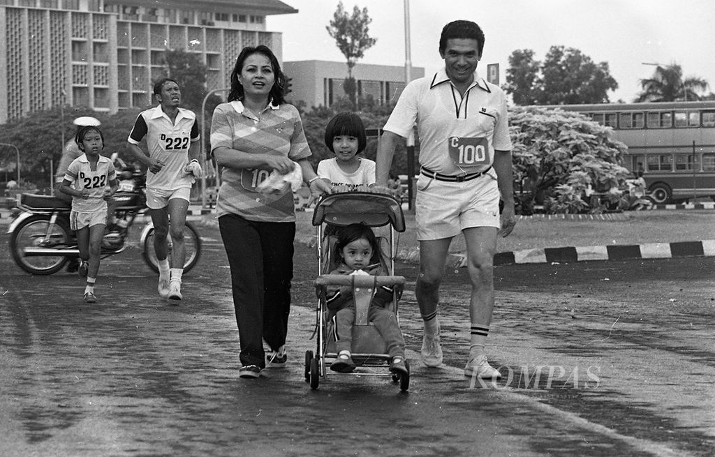 Lomba Lari Keluarga Sehat Hari Ibu 1981 yang diikuti oleh kelompok keluarga mulai dari kakek, nenek, bapak, ibu, anak, menantu sampai cucu. Perlombaan dimulai Pukul 06.30, start dan finish di Silang Monas Jakarta (20/12/1981).