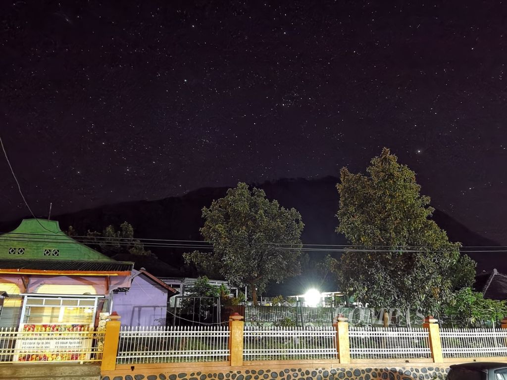 Langit cerah bertabur bintang terlihat dari Desa Sembalun, Kecamatan Sembalun, Kabupaten Lombok Timur, Nusa Tenggara Barat, Senin (5/9/2022) dini hari.