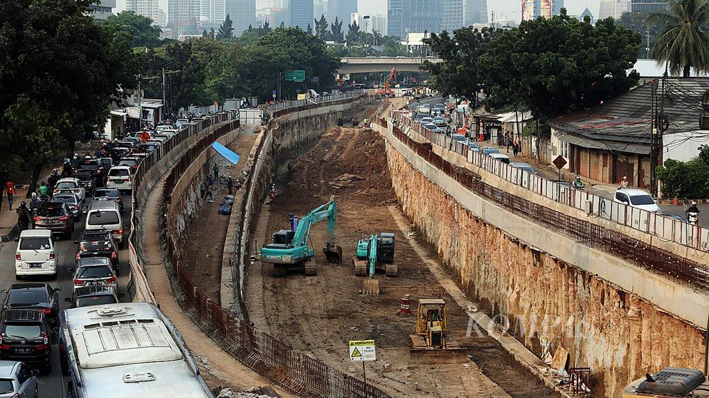 Pekerja dengan menggunakan alat berat merampungkan pengerjaan terowongan Mampang, Jakarta Selatan, Kamis (2/11). Proyek ini adalah salah satu dari 10 proyek pembangunan infrastruktur di Jakarta yang tidak memiliki analisis mengenai dampak lingkungan (amdal). 