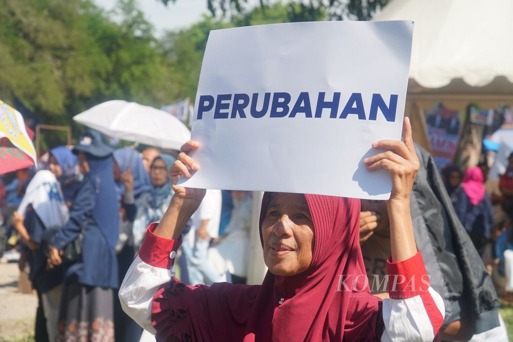 Simpatisan menunjukkan karton bertuliskan &quot;perubahan&quot; dalam kampanye terbuka calon presiden Anies Baswedan di halaman GOR Haji Agus Salim, Kota Padang, Sumatera Barat, Kamis (25/1/2024).