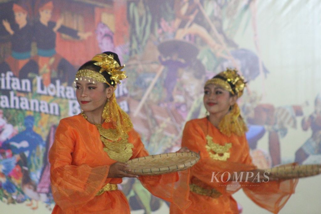 Dua penari dari Kota Palembang, Sumatera Selatan, menunjukan seni tari kreasi tradisional berjudul "Nampi" dalam Pergelaran Pekan Kebudayaan Daerah (PKD) Sumsel, Jumat (3/6/2022). Tarian ini menggambarkan aktivitas perempuan menampi beras. 