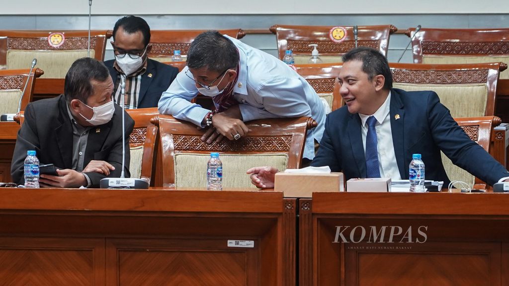 Para anggota komisi III DPR berbincang sesaat menjelang rapat kerja dengan Wakil Menteri Hukum dan HAM di Ruang Rapat Komisi III DPR, Jakarta, Rabu (9/11/2022). Rapat kerja ini membahas penyampaian penyempurnaan Rancangan Kitab Undang-undang Hukum Pidana (RKUHP) hasil sosialisasi pemerintah. 
