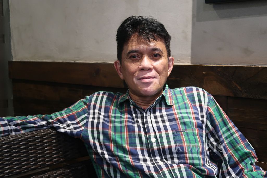 Seniman kolintang asal Sulawesi Utara, Luddy Wullur, menceritakan perjalanannya sebagai seniman alat musik dari kayu itu di Manado, Sulawesi Utara, Sabtu (17/12/2022). 