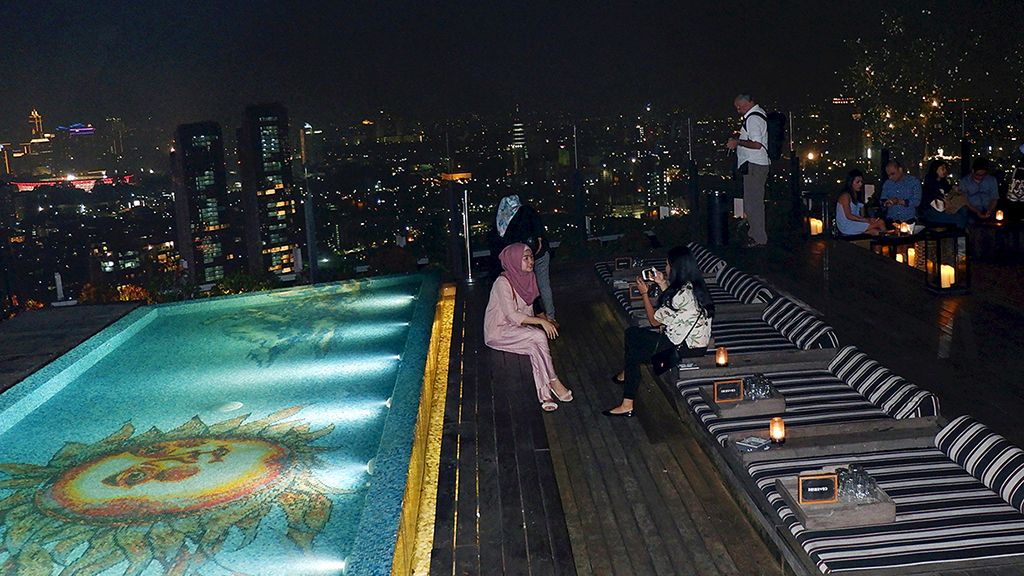 SKYE Bar & Lounge, Menteng, Jakarta Pusat, menawarkan acara Tahun Baru di ketinggian 230 meter atau dari lantai 56 gedung yang berada di pusat kota Jakarta. Sejumlah acara sudah disiapkan, termasuk menerbangkan 2.000 balon.