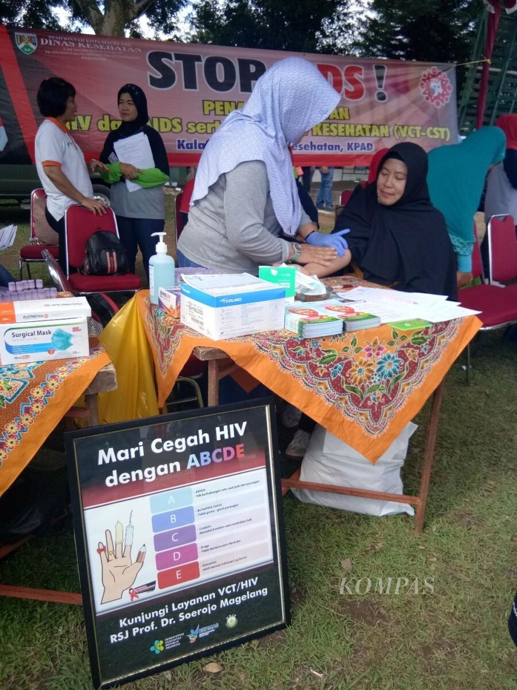 Salah satu rumah sakit di Kota Magelang, Jawa Tengah, membuka layanan VCT (<i>voluntary counselling and testing</i>) atau tes HIV/AIDS sukarela di Lapangan Rindam, Kota Magelang, Minggu (2/12/2018). Di Kota Magelang, saat ini layanan VCT sudah dibuka di enam rumah sakit dan lima puskesmas.