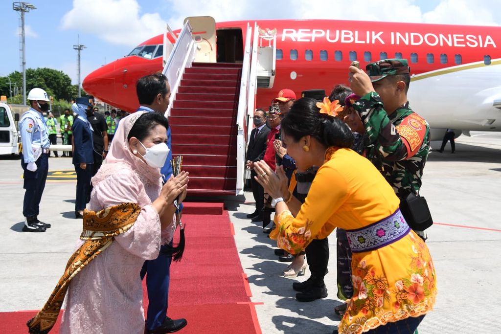 Presiden Joko Widodo dan Ibu Iriana Joko Widodo bertolak menuju Bangkok, Thailand, melalui Bandara Internasional I Gusti Ngurah Rai, Kabupaten Badung, Provinsi Bali, Kamis (17/11/2022). Presiden hendak menghadiri Konferensi Tingkat Tinggi Kerja Sama Ekonomi Asia Pasifik (APEC) tahun 2022.