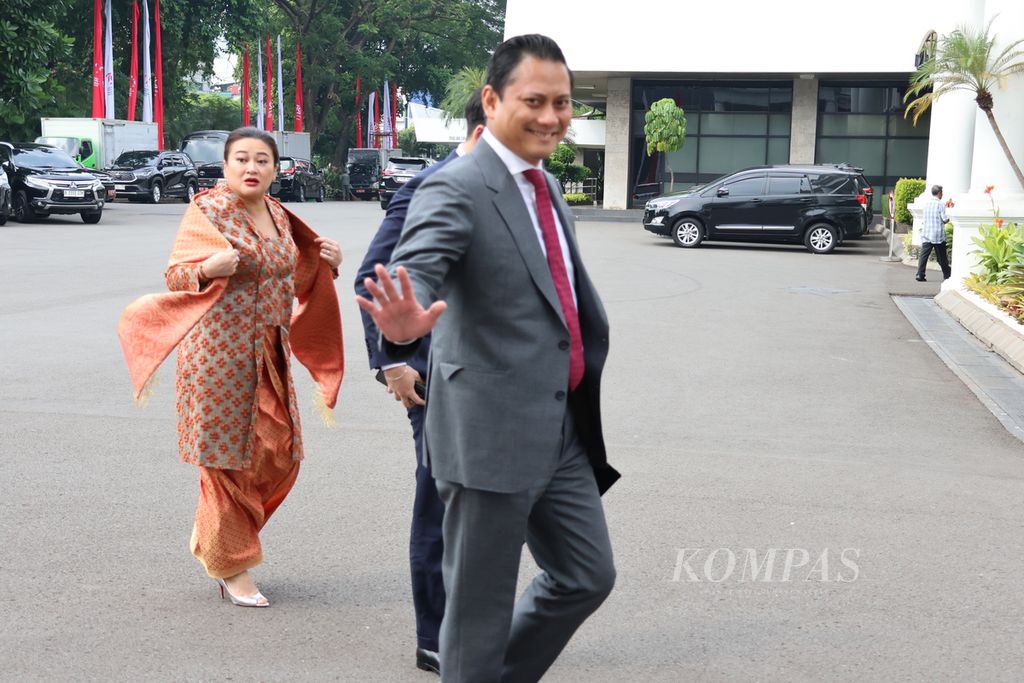 Bendahara Umum Partai Gerindra Thomas Djiwandono tiba di Istana Kepresidenan, Jakarta, Kamis (18/7/2024), untuk gladi resik sebelum pelantikan sebagai Wakil Menteri Keuangan di Istana Negara.