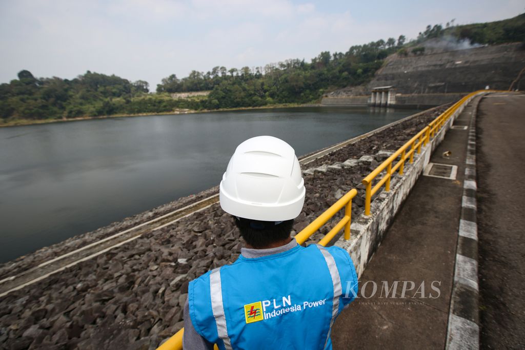 Suasana di area pusat pengendali Bedungan PLTA Saguling, Kabupaten Bandung Barat, Jawa Barat, Rabu (17/7/2024). Selain dimanfaatkan untuk PLTA, nantinya air Waduk Saguling juga akan dimanfaatkan sebagai PLTS Terapung Saguling. PLTS tersebut rencananya akan beroperasi komersial pada Juni 2026.