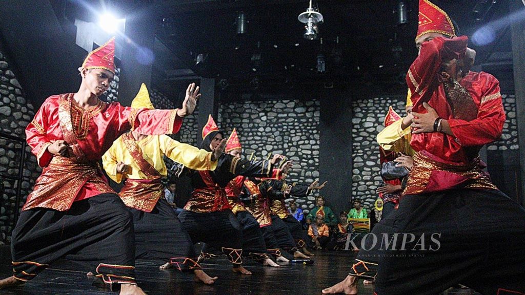 Grup Randai Tuah Sakato asal Kabupaten Sijunjung tampil pada Festival Nan Jombang setiap tanggal 3 di Ladang Tari Nan Jombang, Balai Baru, Kota Padang, Sumatera Barat, Rabu (3/10/2018).