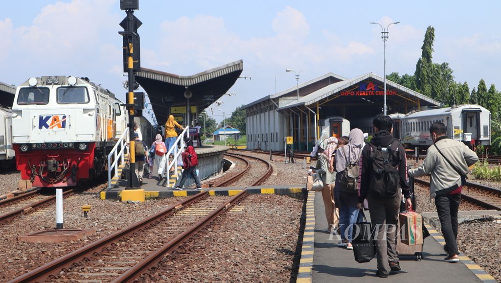 Sejumlah penumpang menuju kereta api di Stasiun Cirebon, Jawa Barat, Senin (24/4/2023). Hari itu, sebanyak 9.186 penumpang naik kereta dari wilayah Cirebon. Puncak arus balik untuk kereta api diprediksi berlangsung Senin dan Selasa (25/4/2023).