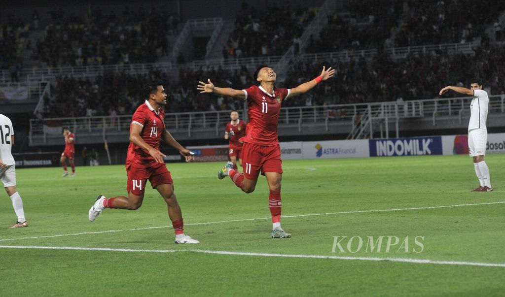 Pemain timnas Indonesia Dendy Sulistyawan meluapkan kegembiraannya setelah menciptakan gol ke gawang Turkmenistan dalam FIFA Matchday di Stadion Gelora Bung Tomo, Surabaya, Jumat (8/9/2023). 