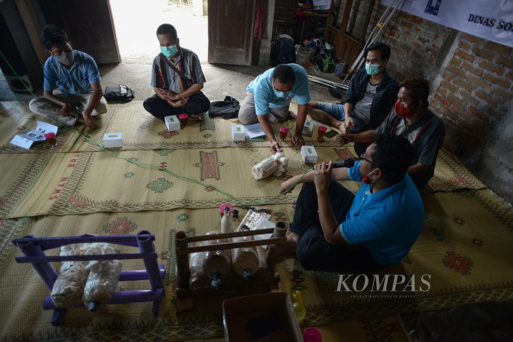 Penyandang disabilitas mencoba menyentuh media tanam jamur tiram saat mengikuti pelatihan budi daya jamur di Desa Sidoagung, Godean, Sleman, Daerah Istimewa Yogyakarta, Rabu (24/2/2021). 