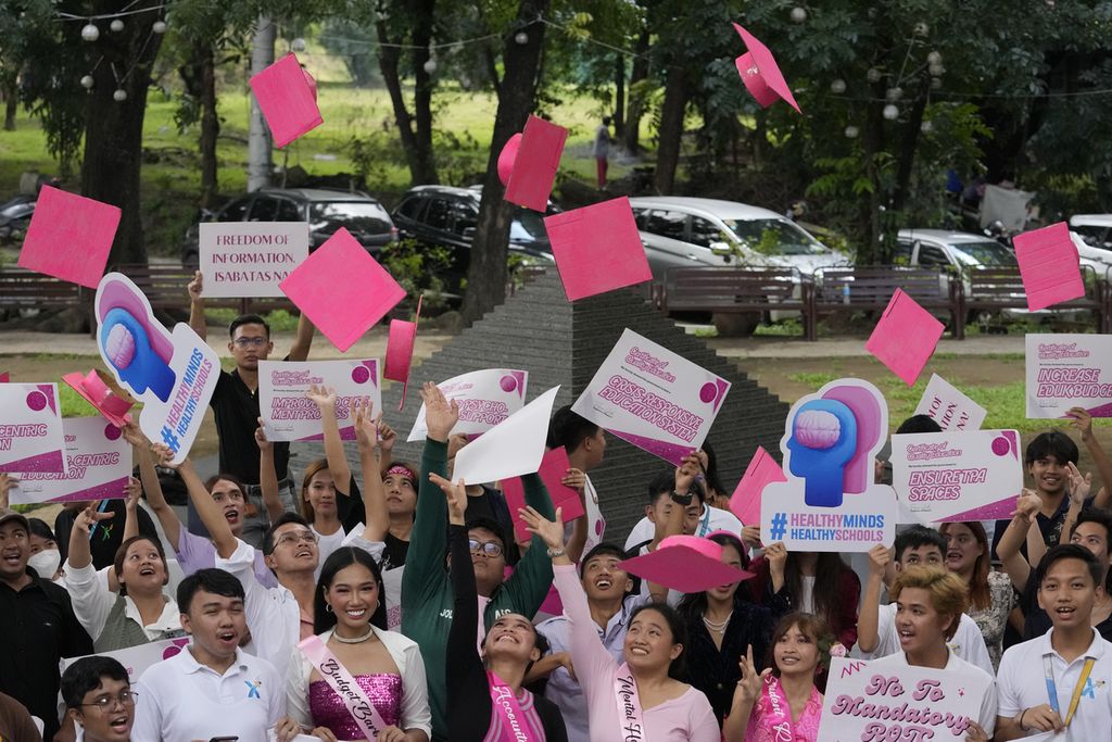 Mahasiswa berunjukrasa dengan mengenakan pakaian bertema "Barbie" di Quezon, Filipina, Jumat (21/7/2023). Mereka menuntut Presiden Filipina, Ferdinand Marcos Jr. untuk menangani korupsi di dunia pendidikan saat menyampaikan pidato kenegaraan. 