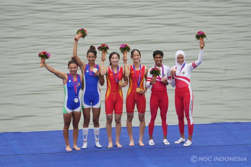 Pedayung rowing ganda putri kelas ringan atau <i>lightweight women's double sculls, </i>Chelsea Corputty dan Mutiara Rahma Putri (paling kanan), meraih medali perunggu setelah finis ketiga pada final rowing di Fuyang Water Sports Centre, Hangzhou, Minggu (24/9/2023) pagi WIB.