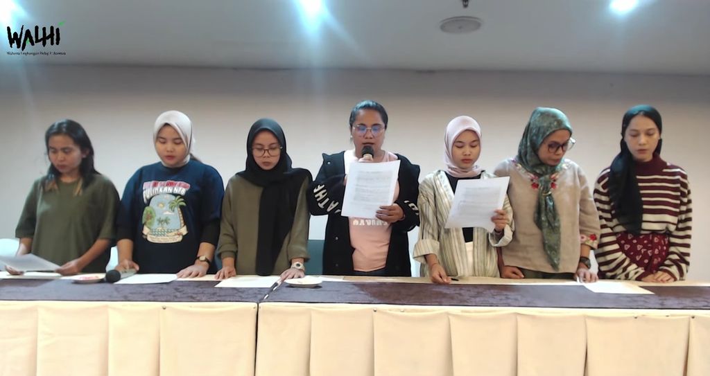 Perwakilan perempuan saat membacakan manifesto terkait urgensi perlindungan terhadap pejuang lingkungan dalam konferensi pers di Jakarta, Kamis (7/3/2024).