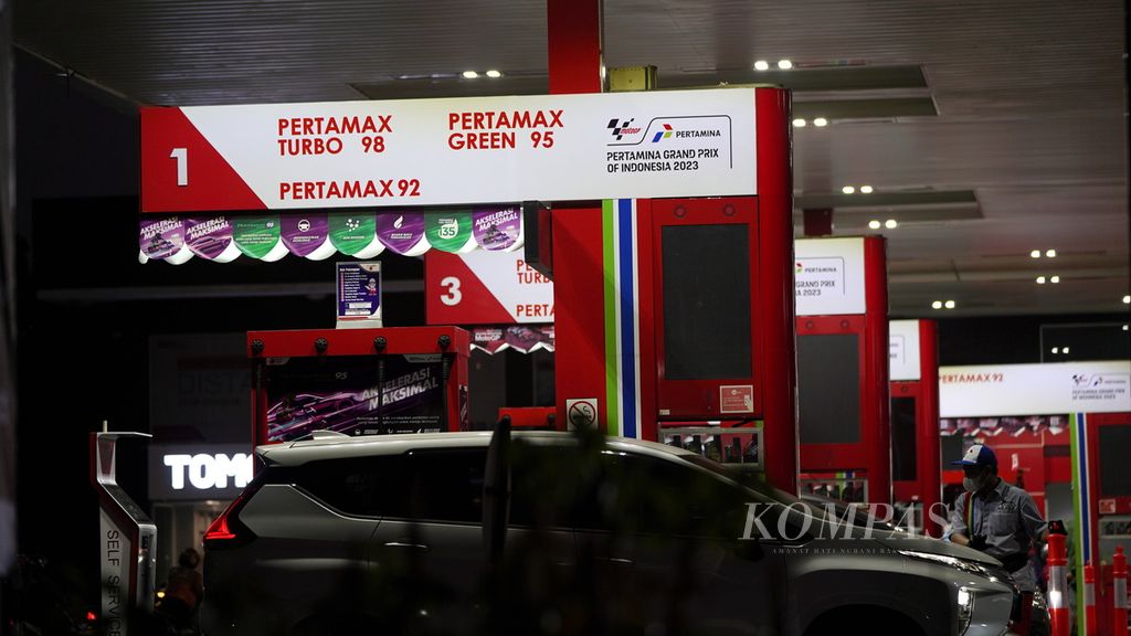 Suasana stasiun pengisian bahan bakar untuk umum (SPBU) di kawasan Tebet, Jakarta Selatan, Rabu (26/7/2023). PT Pertamina Patra Niaga resmi memperkenalkan pertamax green 95 sebagai produk baru bahan bakar kendaraan. Produk itu hasil pencampuran bensin dengan bioetanol 5 persen yang berbahan baku tetes tebu. 