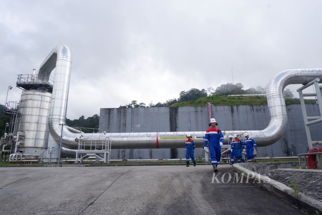 Aktivitas di area utama Pembangkit Listrik Tenaga Panas Bumi (PLTP) Lumut Balai milik PT Pertamina Geothermal Energy Tbk di Kabupaten Muara Enim, Sumatera Selatan, Kamis (29/2/2024). Unit 1 PLTP Lumut Balai, dengan kapasitas 55 megawatt (MW), mulai beroperasi komersial pada 2019. Adapun unit 2, juga berkapasitas 55 MW, ditargetkan beroperasi tahun ini.