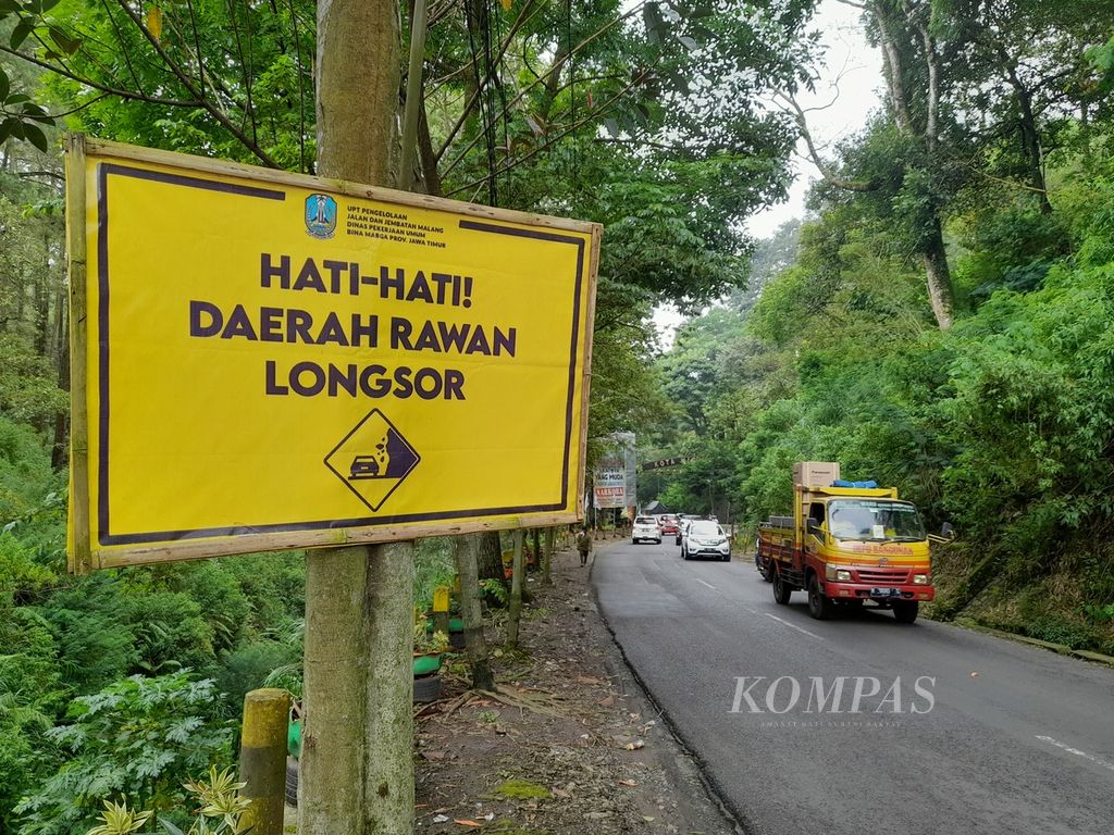 Kendaraan melintas di salah satu daerah rawan longsor tepatnya kawasan Payung di Kelurahan Songgokerto, Kecamatan Batu, Kota Batu, Jawa Timur, Selasa (28/2/2023). 