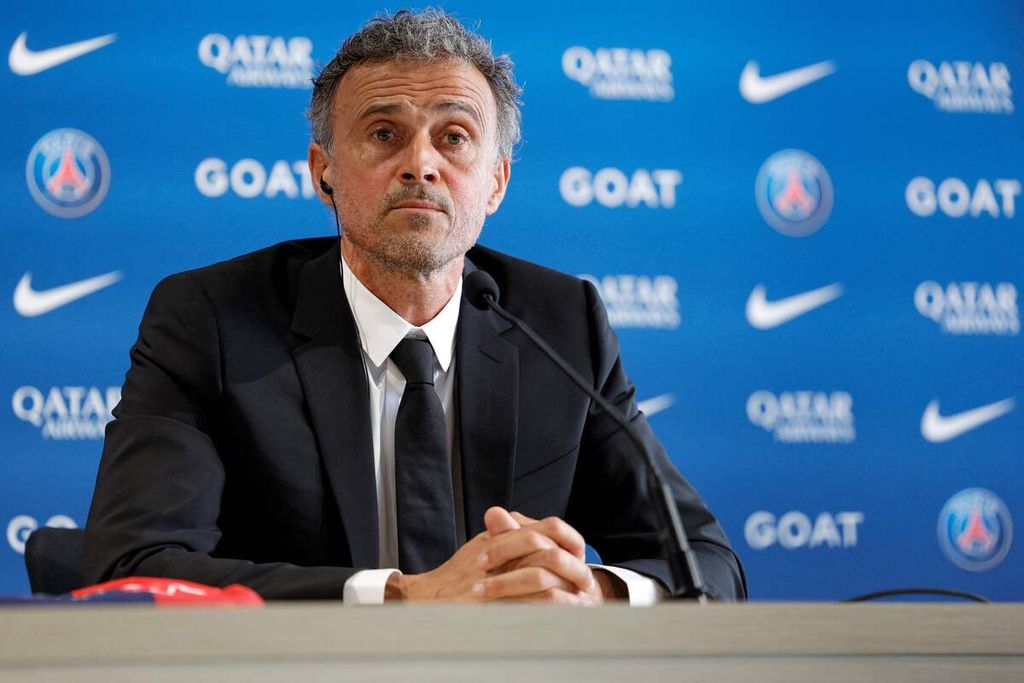 Luis Enrique, pelatih baru Paris Saint-Germain, berbicara kepada wartawan di Poissy, dekat Paris, Rabu (5/7/2023). Enrique menandatangani kontrak dua tahun dengan PSG. 