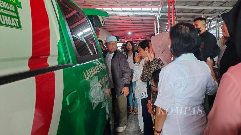 Para pelayat dan anggota keluarga Theresia dan Okta menyambut ambulans yang membawa jenazah dua korban, Selasa (11/4/2023), di Magelang, Jawa Tengah.