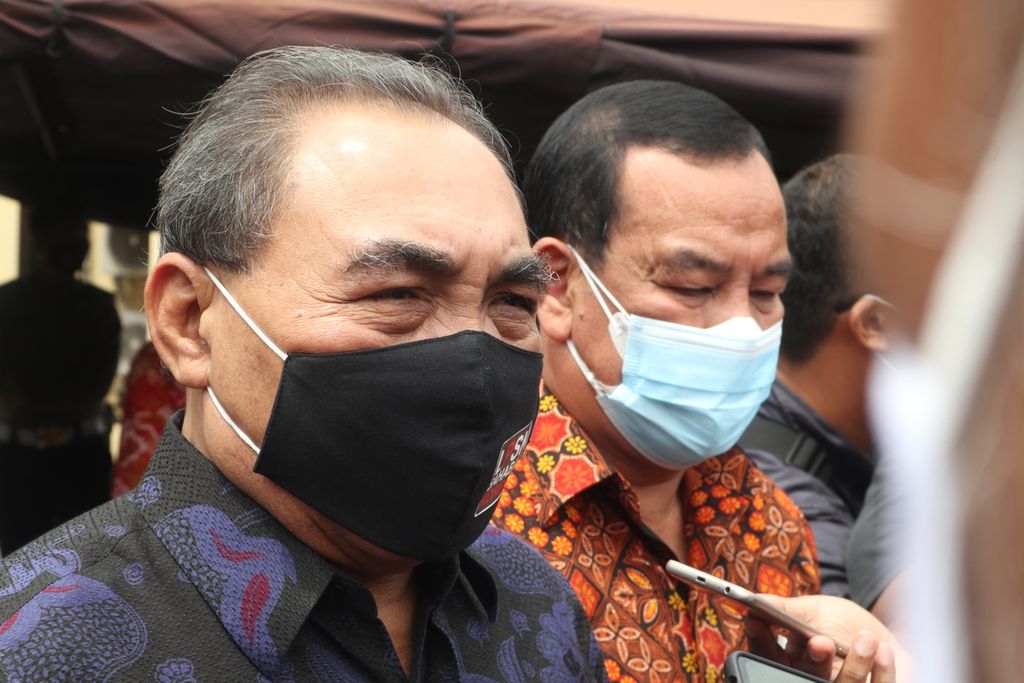 Ketua LPSK Hasto Atmojo Suroyo saat diwawancarai, Jumat (29/1/2021), di Kota Cirebon, Jawa Barat. Dalam kesempatan itu, LPSK menyalurkan Rp 3,8 miliar kepada 30 korban terorisme.