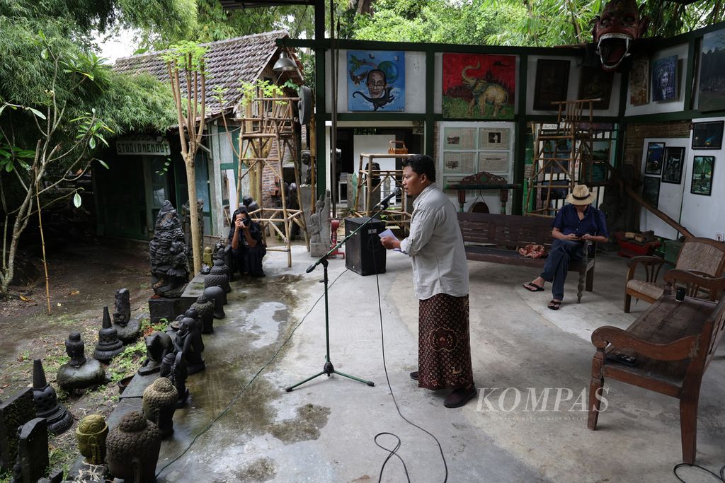 Penyair Achiar M Permana membacakan puisi karyanya dalam acara pembacaan puisi lima penyair di Studio Mendut, Mungkid, Magelang, Jawa Tengah, Sabtu (19/3/2022). 