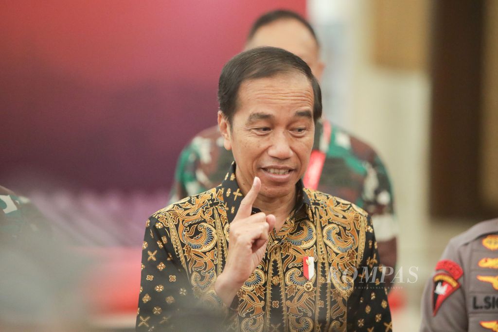 President Joko Widodo delivers a statement to the media after giving a briefing at the TNI-Polri Leadership Meeting in Jakarta, Wednesday (8/2/2023).