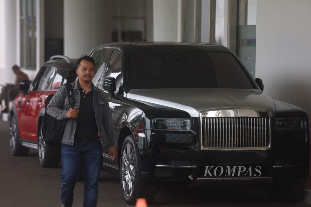 Mobil Rolls-Royce dan Mini Cooper S Countryman F 60 milik tersangka dugaan korupsi PT Timah, Harvey Moeis disita penyidik dan ditempatkan di Kejaksaan Agung, Jakarta, Selasa (2/4/2024). 