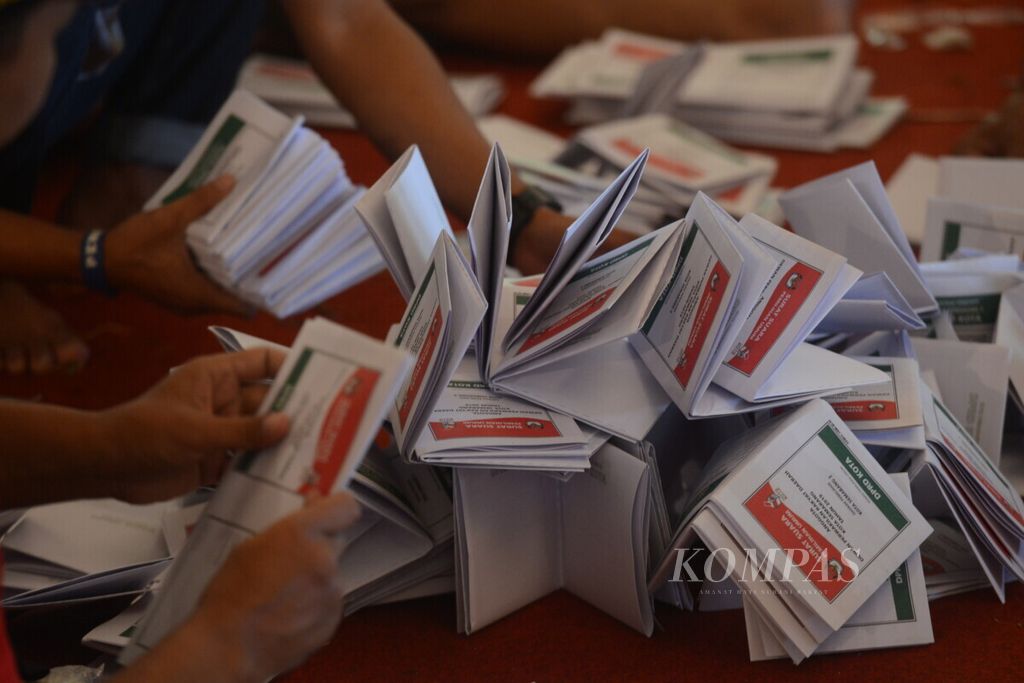 Pekerja melipat surat suara pemilihan presiden, surat suara DPD, dan surat suara legislatif untuk Pemilu 2019 di Gedung Sindoro Kawasan PRPP, Kota Semarang, Jawa Tengah, Rabu (20/3/2019).